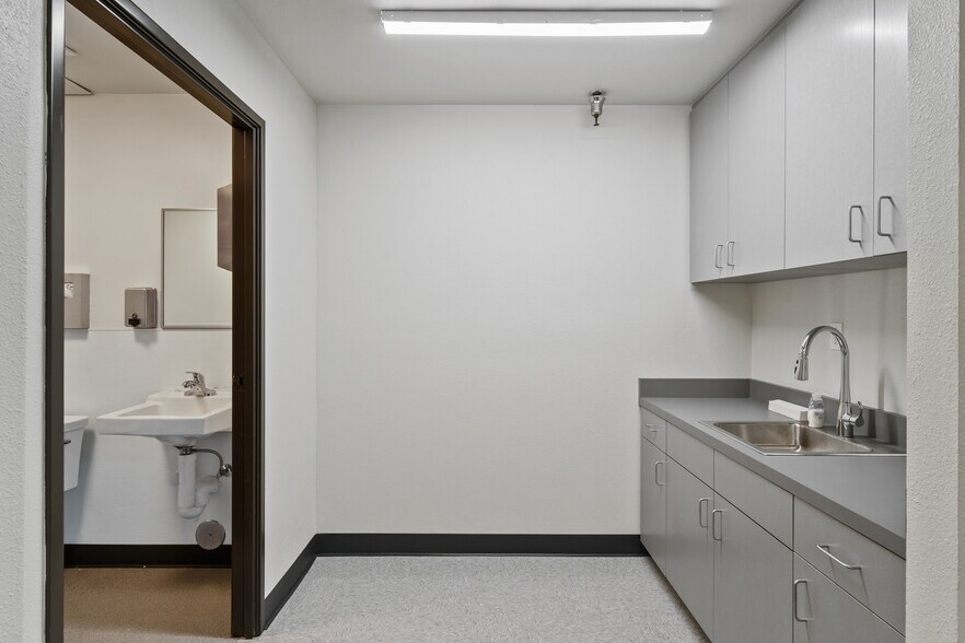 More Photos Of 16801-16811 S Central Ave, Carson Warehouse For Lease