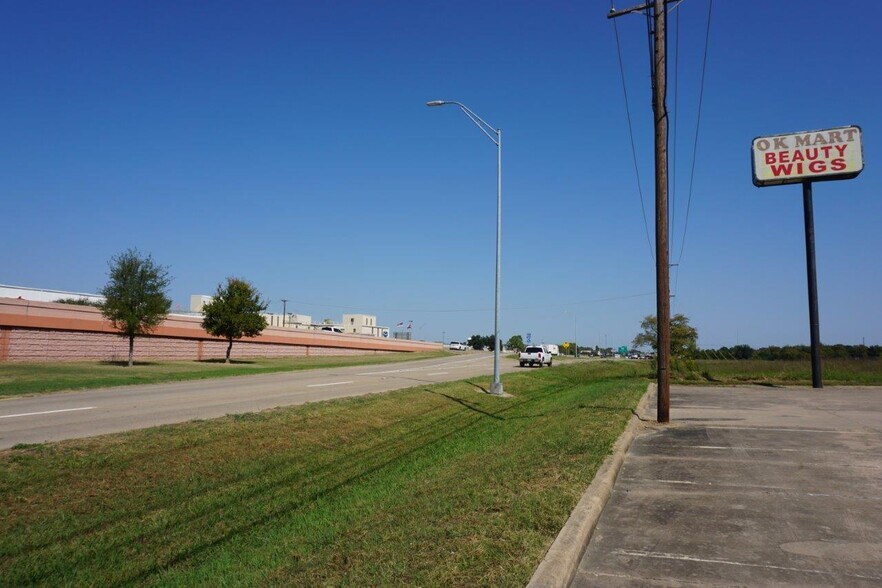 More Photos Of 804 Shannon Rd E, Sulphur Springs Freestanding For Sale