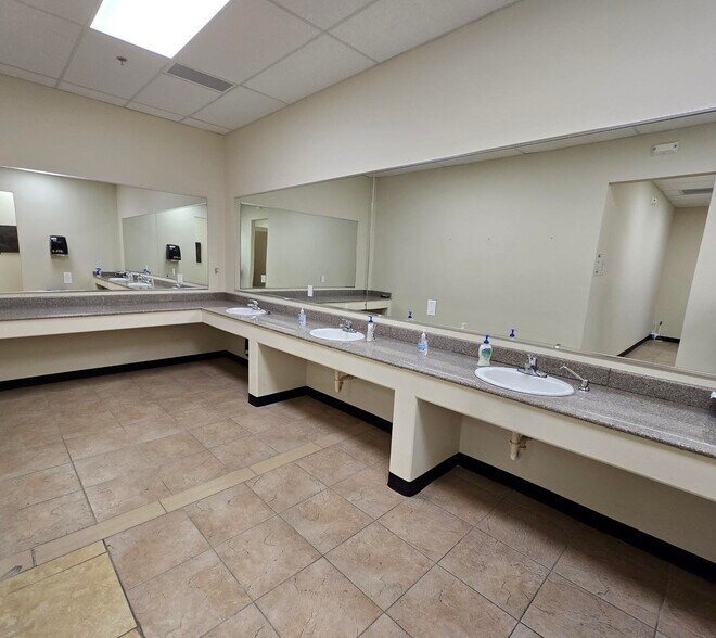 More Photos Of 2900-2902 Rucker Ave, Everett Freestanding For Lease