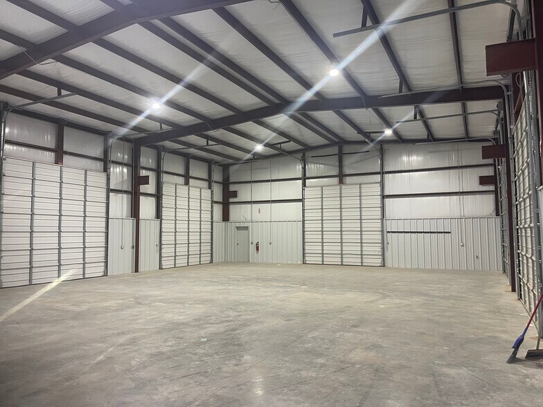 More Photos Of 1719 E County Road 153, Midland Warehouse For Lease
