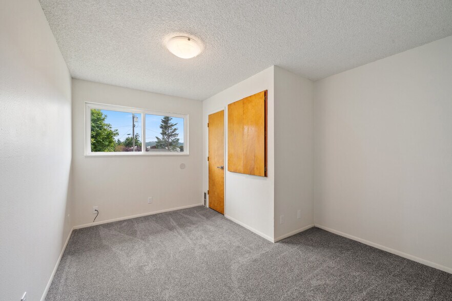 More Photos Of 1009-1011 Grove Ave, Tillamook Apartments For Sale
