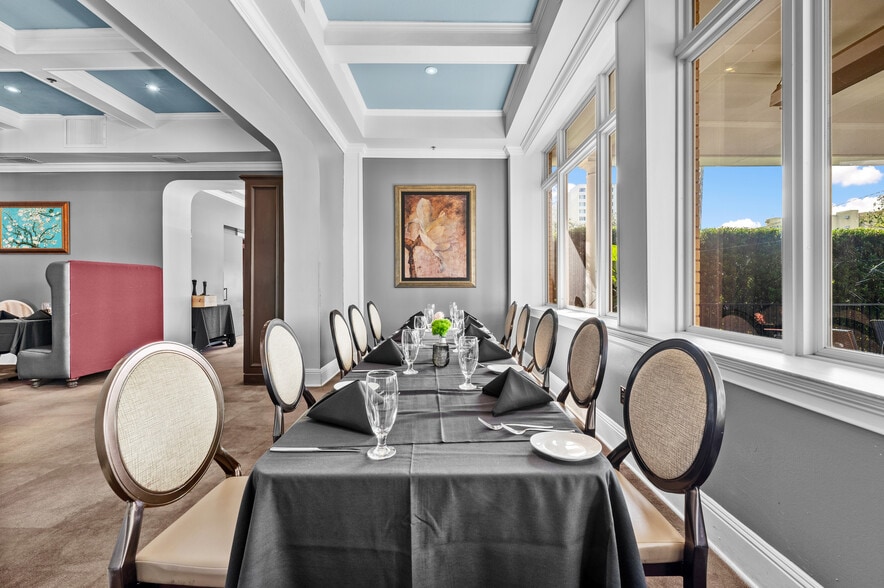 More Photos Of 655 2nd Ave S, Saint Petersburg Restaurant For Sale