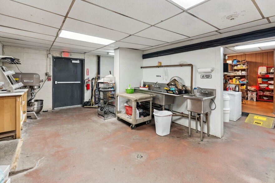 More Photos Of 117 Clinton St, Shrewsbury Freestanding For Sale