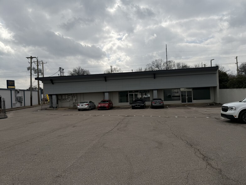 More Photos Of 4934-4938 Poplar Ave, Memphis General Retail For Sale
