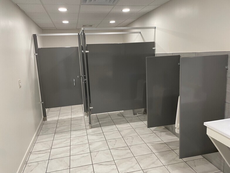 More Photos Of 180 Hollywood Dr, Butler Manufacturing For Lease