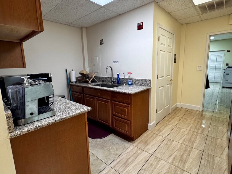 More Photos Of 1550-1582 Global Ct, Sarasota Light Manufacturing For Sale
