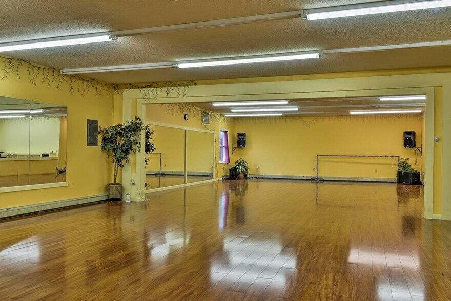 More Photos Of 132 Monadnock Hwy, Keene Storefront For Sale