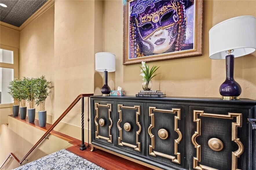 More Photos Of 7 N Royal St, Mobile Office For Sale