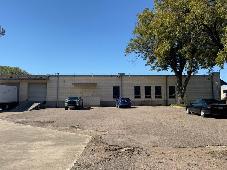 More Photos Of 2808 McGowan St, Dallas Distribution For Sale