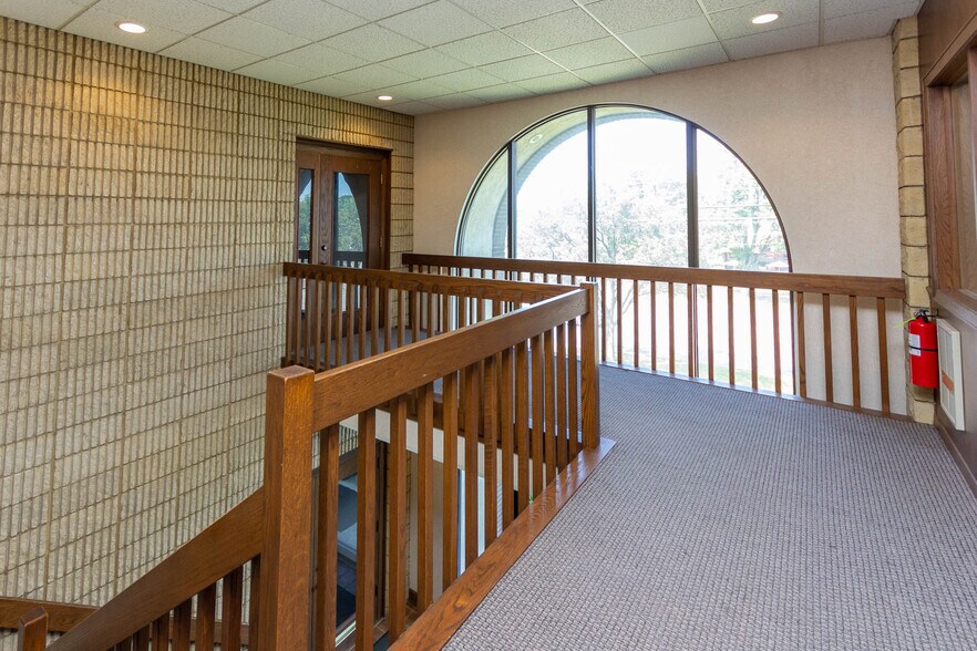 More Photos Of 3040 W Market St, Fairlawn Office For Sale