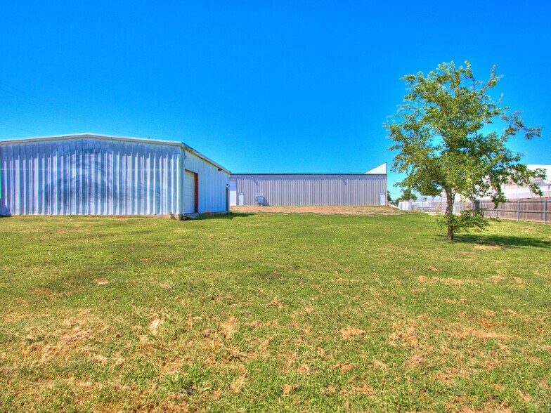 More Photos Of 18608 NE 23rd St, Harrah Light Distribution For Lease