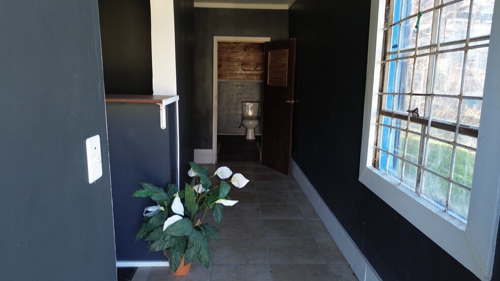More Photos Of 203 Vicksburg St, Edwards Flex For Sale