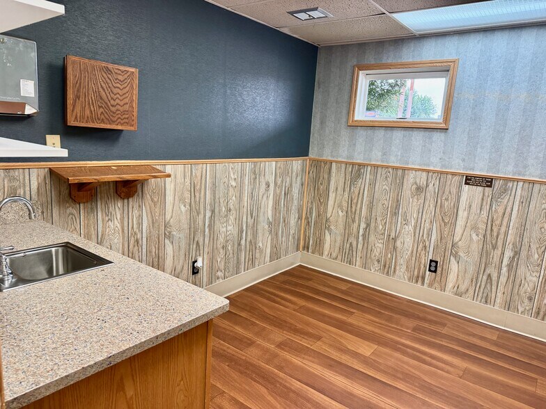 More Photos Of 1107 Lincoln Way E, Massillon Veterinarian Kennel For Sale