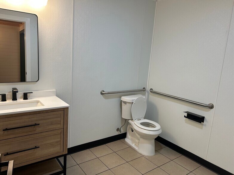 More Photos Of 50 S Forest Ave, Hartwell Storefront For Sale