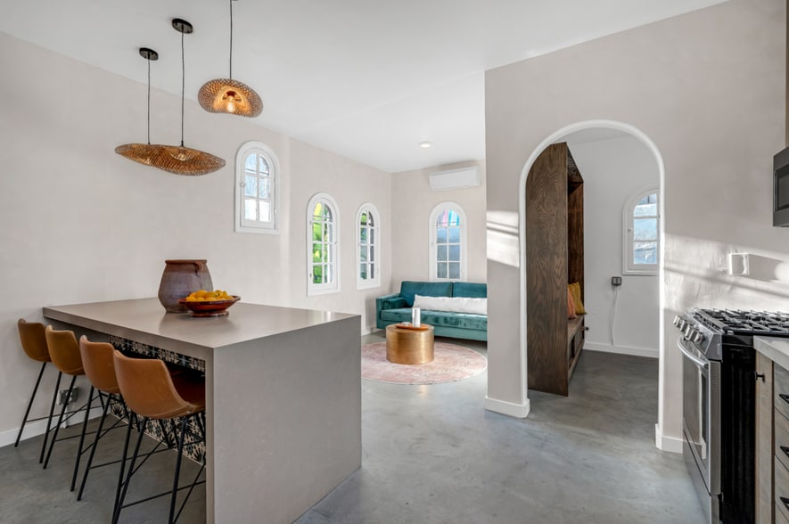 More Photos Of 1915 Ocean Front Walk, Venice Flex For Sale