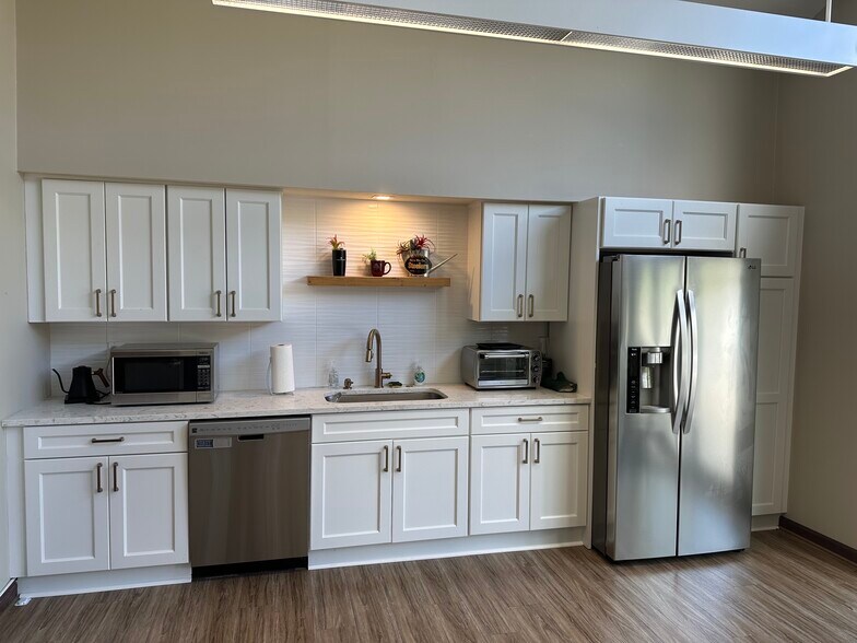 More Photos Of 500 COMMERCE Dr, Coraopolis Office For Sale