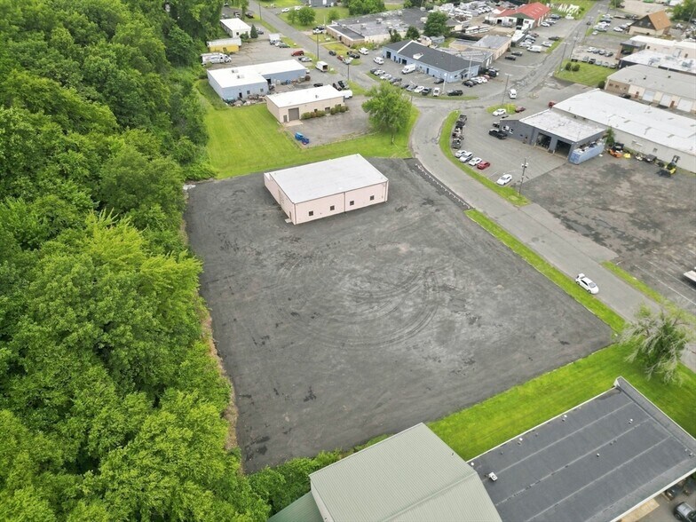 More Photos Of 97 Ramah Cir S, Agawam Auto Repair For Lease