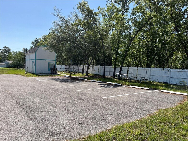 More Photos Of 18132 Commercial Way, Weeki Wachee Fast Food For Sale
