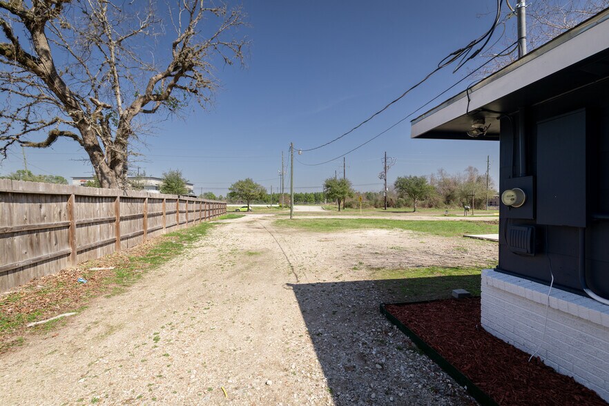 More Photos Of 14135 Huffmeister Rd, Cypress Freestanding For Lease