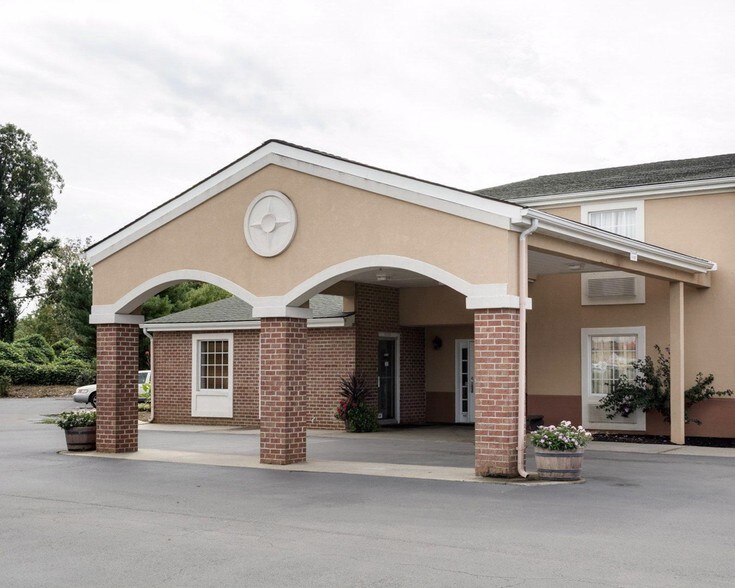 More Photos Of 2108 S Main St, Farmville Hotel For Sale