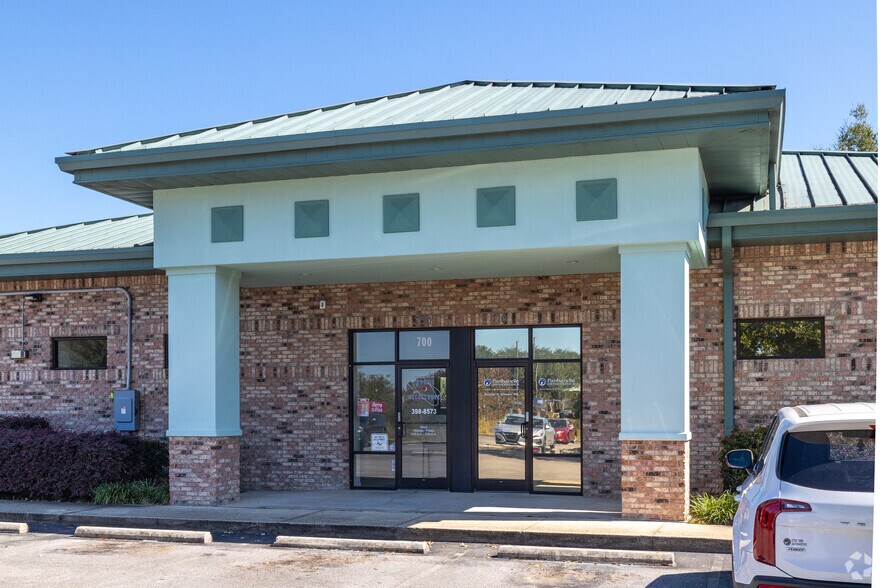 More Photos Of 700-710 Hospital Dr, Crestview Medical For Lease