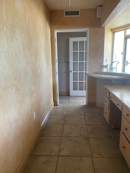More Photos Of 945 W Maple Ave, Duncan Office For Sale