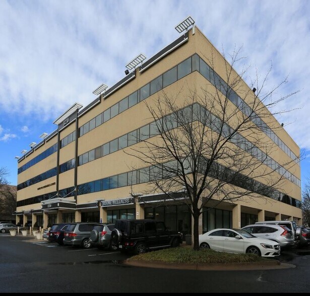 More Photos Of 8230 Boone Blvd, Vienna Office For Lease