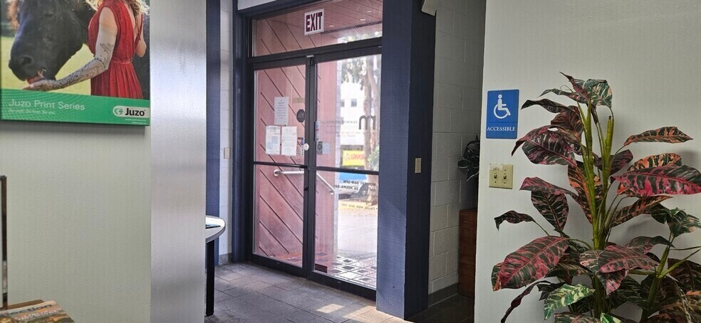 More Photos Of 94-479 Ukee St, Waipahu Flex For Lease