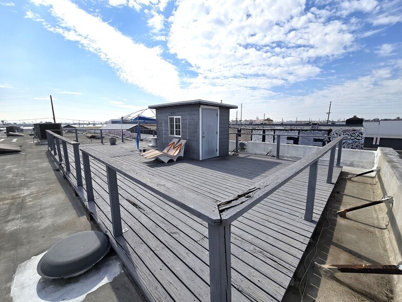 More Photos Of 1931 Bay St, Los Angeles Showroom For Lease