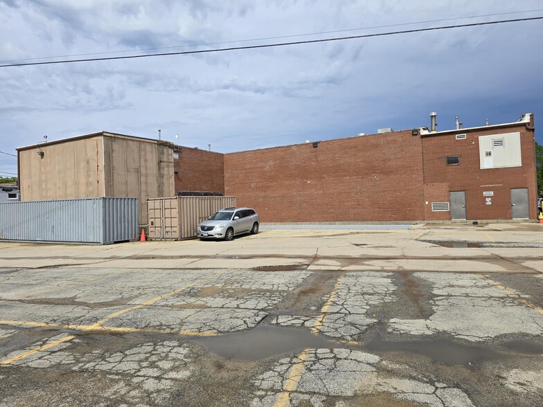 More Photos Of 4820 Washington St, Skokie Warehouse For Sale