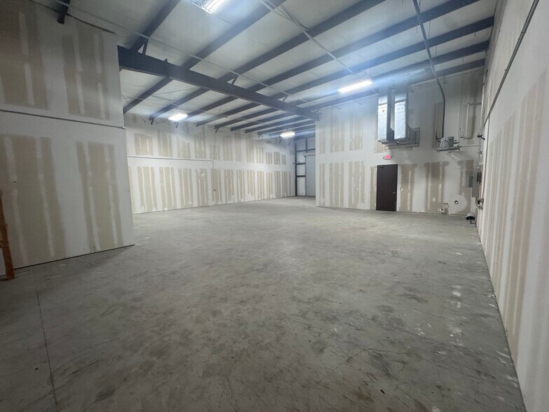 More Photos Of 3511 N Loop 336 E, Conroe Warehouse For Lease