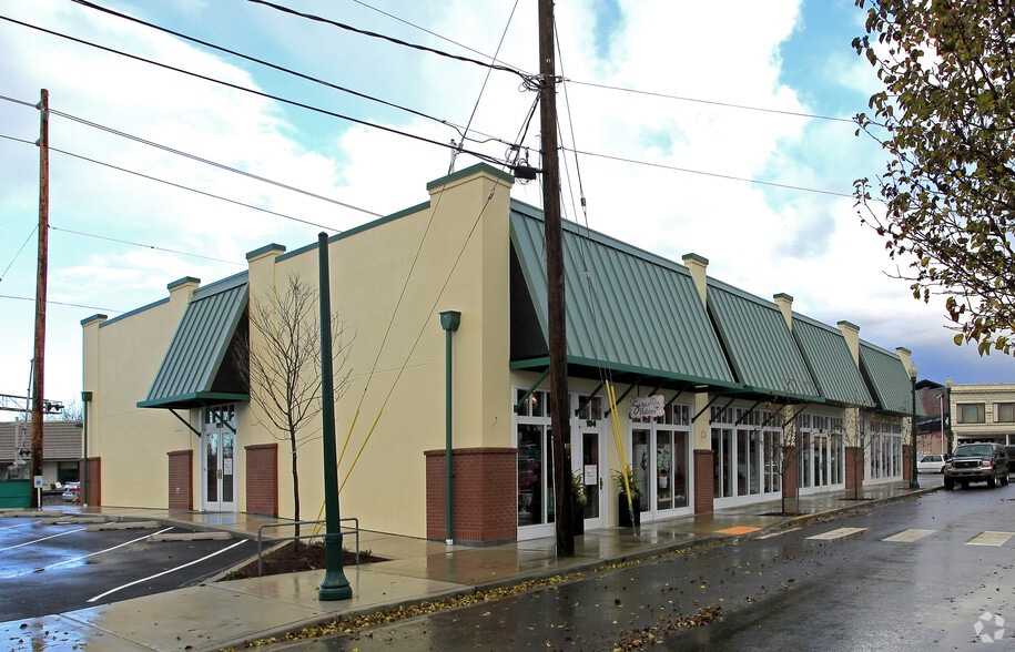 More Photos Of 926 Main St, Sumner Storefront For Lease