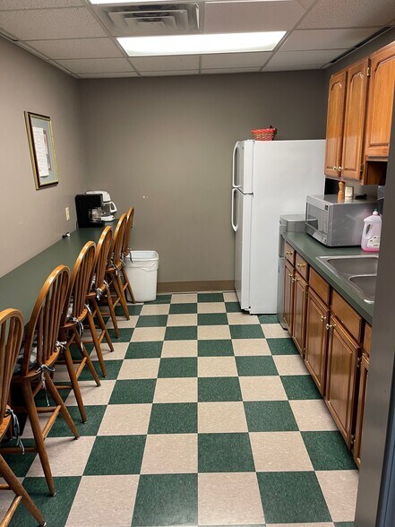 More Photos Of 1415 N Royal Ave, Evansville Flex For Lease
