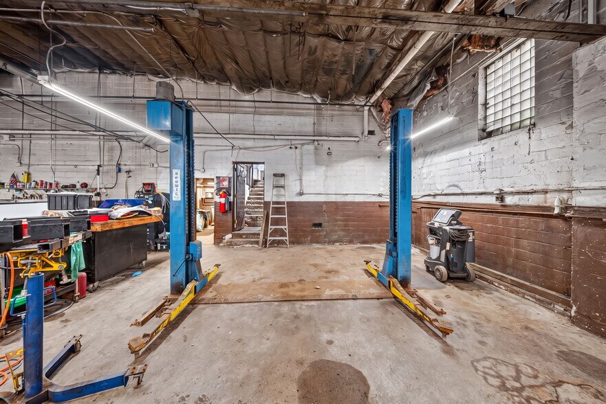More Photos Of 5009 Xerxes Ave S, Minneapolis Auto Repair For Sale