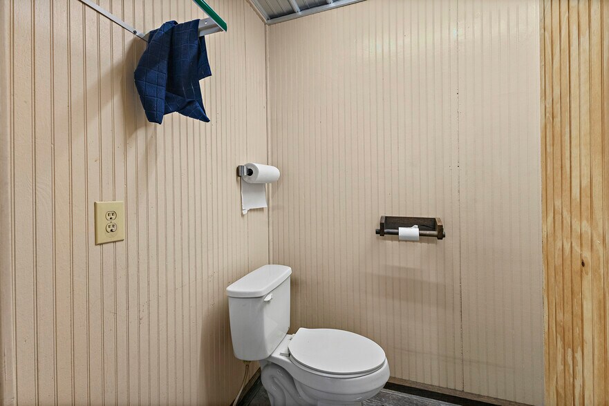 More Photos Of 6279 Blue Springs Pky, Mosheim Freestanding For Sale