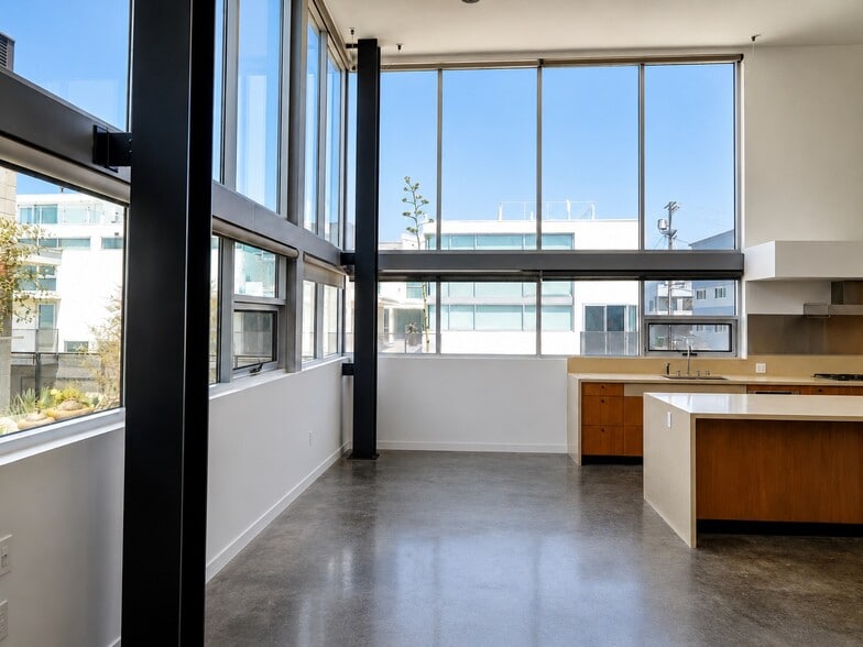 More Photos Of 701 Ocean Front Walk, Venice Unknown For Lease