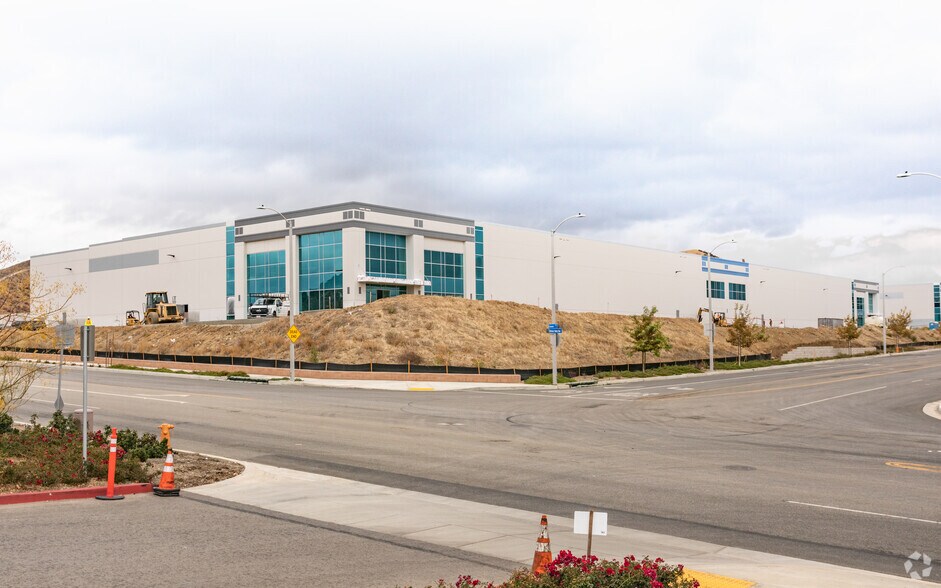 More Photos Of 29051 Avenue Valley View, Valencia Distribution For Lease