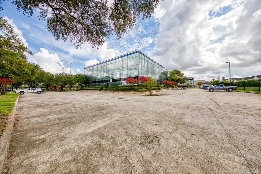 More Photos Of 1300 N Sam Houston Pky E, Houston Office Residential For Lease