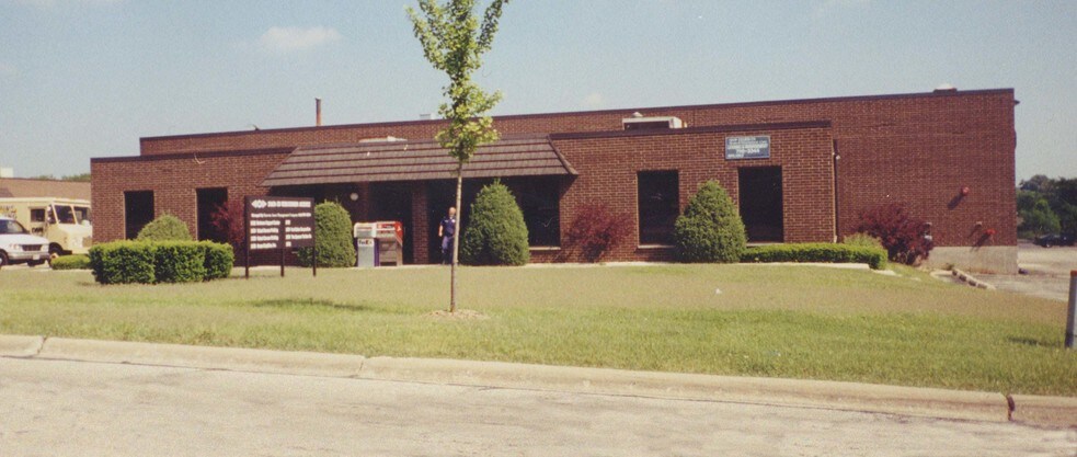 More Photos Of 2460-2478 Wisconsin Ave, Downers Grove Warehouse For Lease