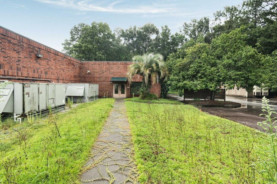 More Photos Of 4920 Appian Way, North Charleston Light Manufacturing For Lease