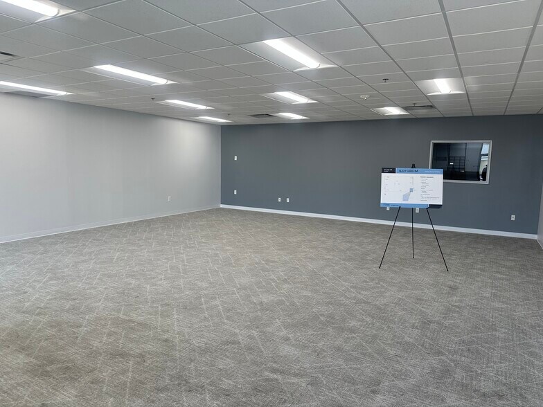 More Photos Of 14327 Gillis Rd, Dallas Distribution For Lease