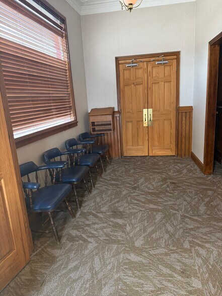 More Photos Of 101 N 2nd St, Vincennes Flex For Sale