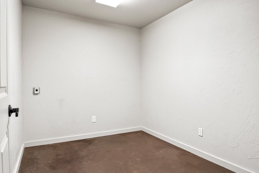 More Photos Of 207 Clay St, Nocona Storefront For Lease