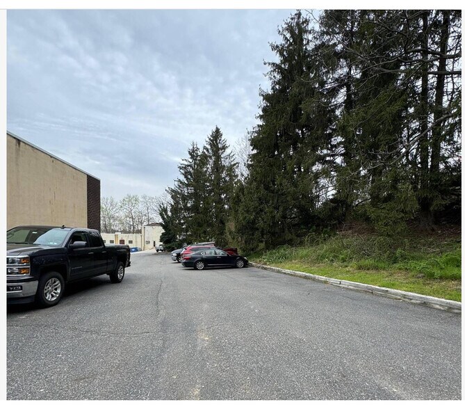 Primary Photo Of 390 Reed Rd, Broomall Industrial For Lease