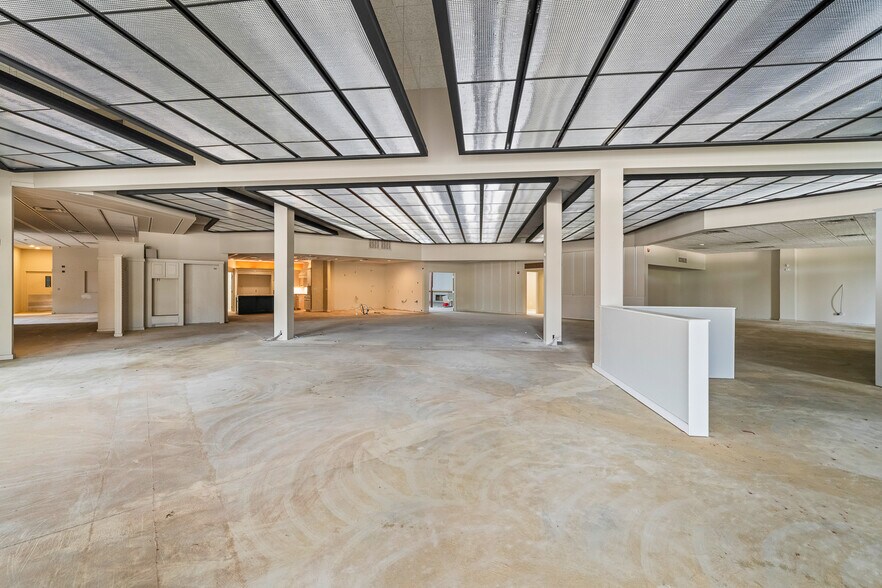 More Photos Of 7705 Quaker Ave, Lubbock Freestanding For Lease