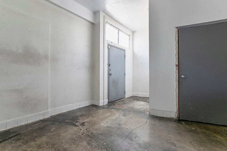 More Photos Of 6340 Yucca St, Los Angeles Restaurant For Sale