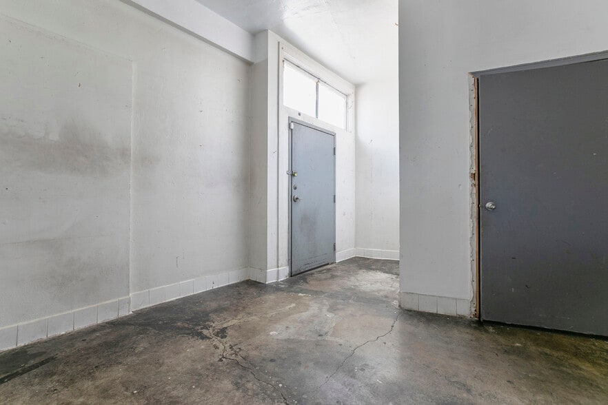 More Photos Of 6340 Yucca St, Los Angeles Restaurant For Lease