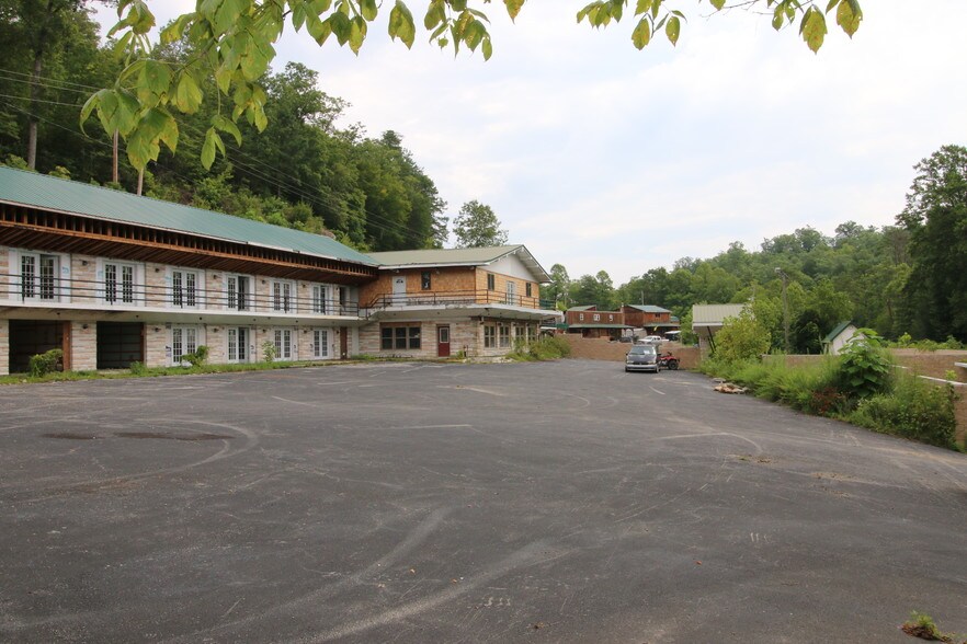 More Photos Of 11251 Highway 90, Parkers Lake Hotel For Sale