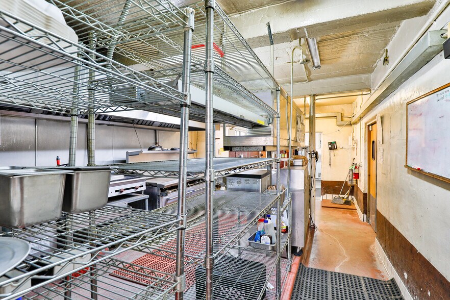 More Photos Of CA-2, La Cañada Flintridge General Retail For Sale