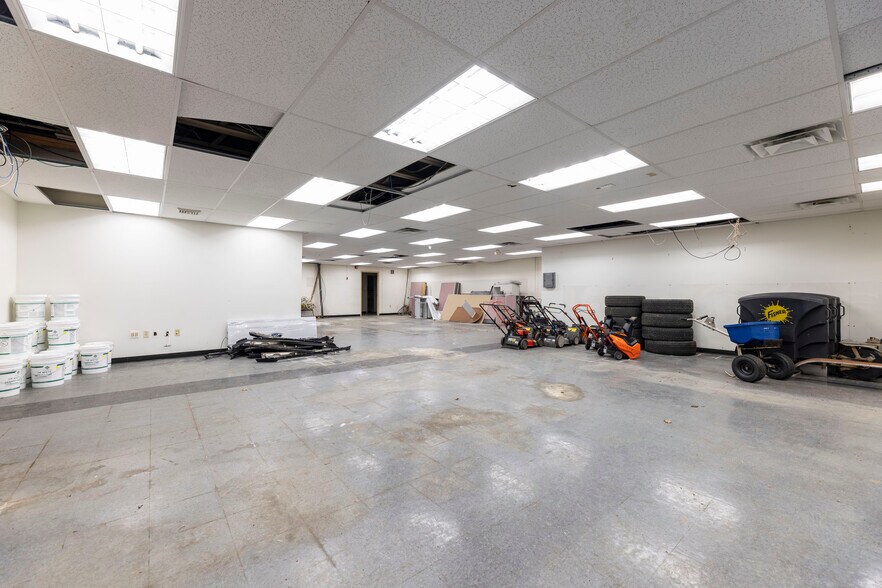 More Photos Of 1320 Eddie Dowling Hwy, Lincoln Showroom For Lease